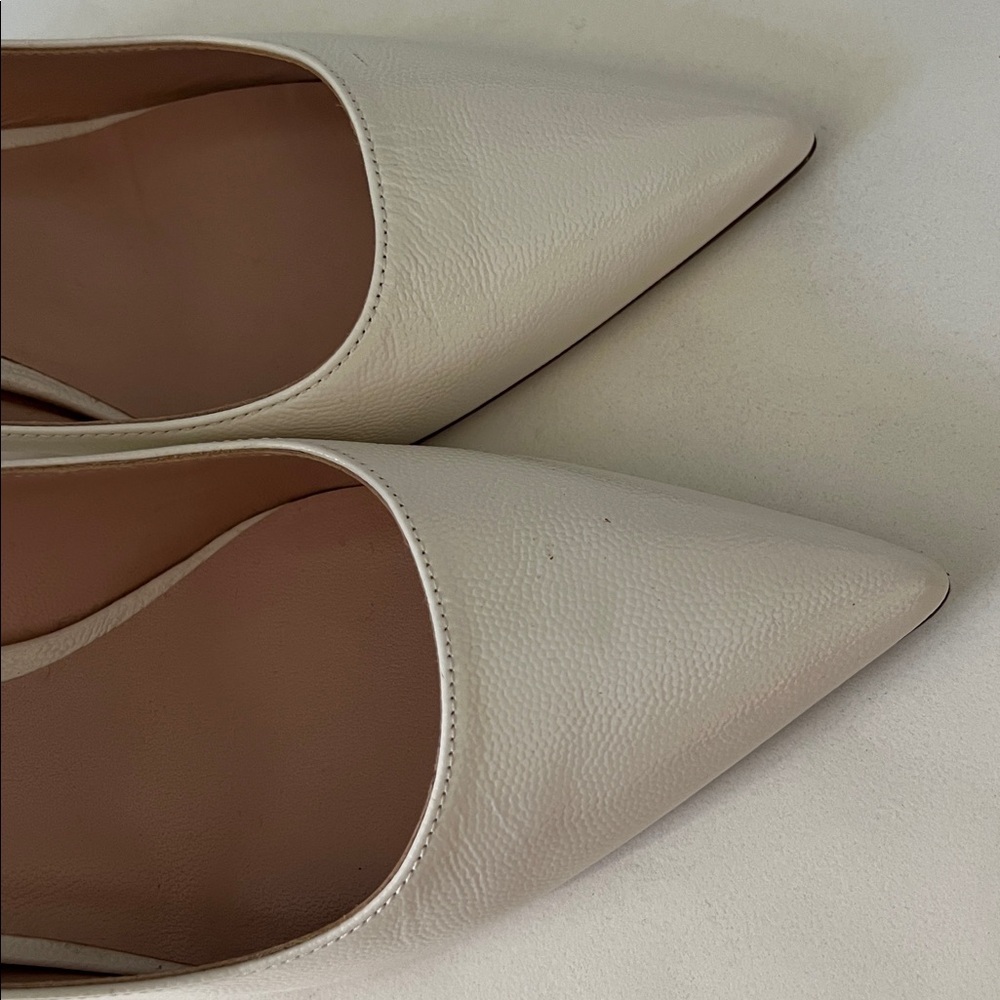 STUART WEITZMAN Laney Pointed Toe Block Heel Pebbled Leather Pumps Ivory 8 - Picture 4 of 9